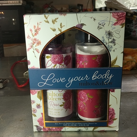 Milton & Drew Rose bath & lotion gift set - Picture 1 of 3